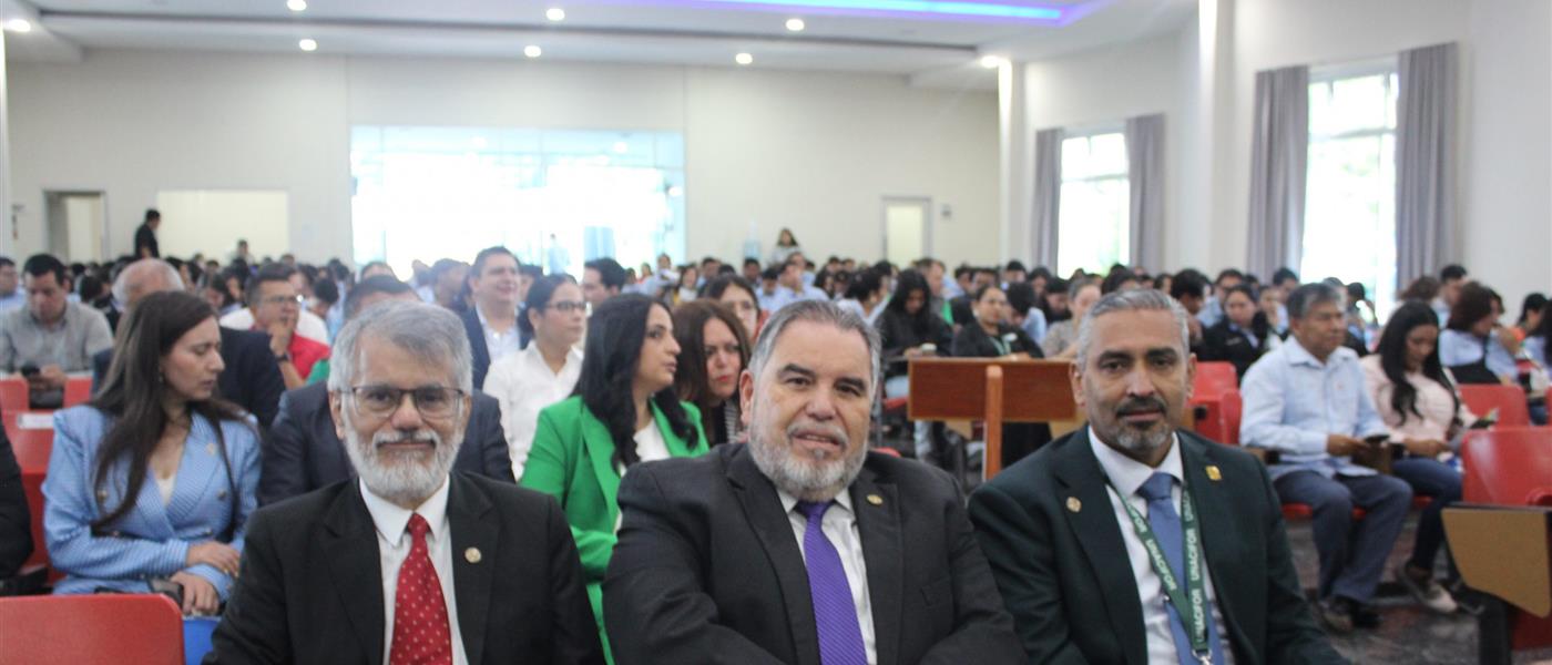 Autoridades de la CSUCA con las banderas de los países centroamericanos